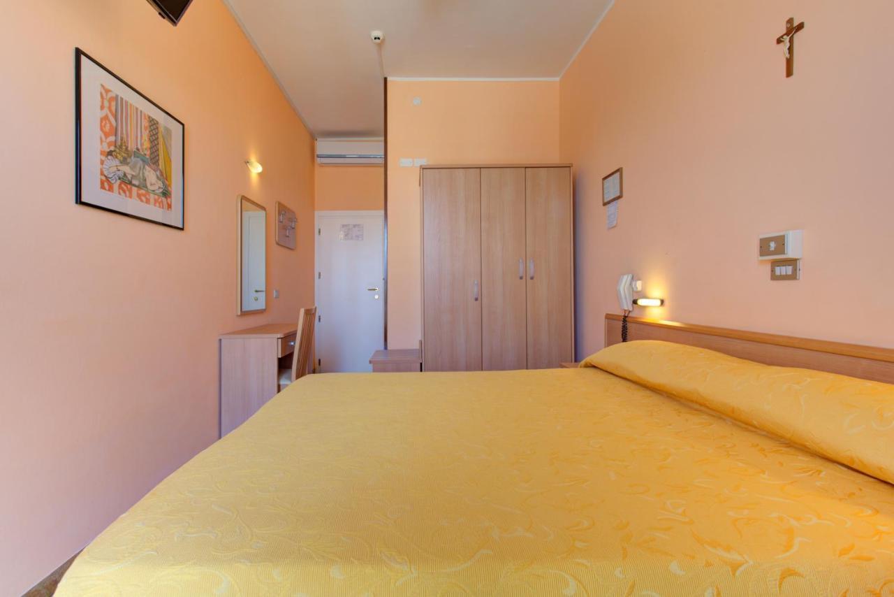 Hotel Nella Rimini Exteriör bild