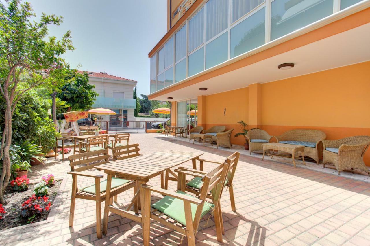 Hotel Nella Rimini Exteriör bild